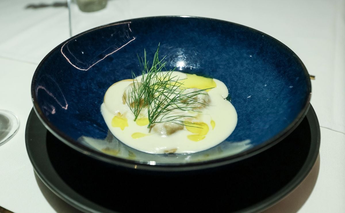 Trío de ravioles de cordero y menta, salsa de hinojo, queso casa de piedra y mantequilla noisette / Foto: Esteban Torreblanca