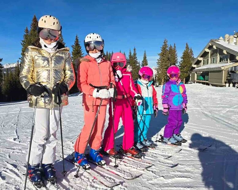 Las hijas de Jacky Bracamontes practicando esquí / Foto: Instagram