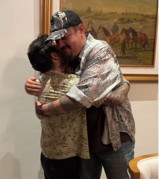 El cariñoso abrazo de Pepe Aguilar y Christian Nodal / Foto: Instagram