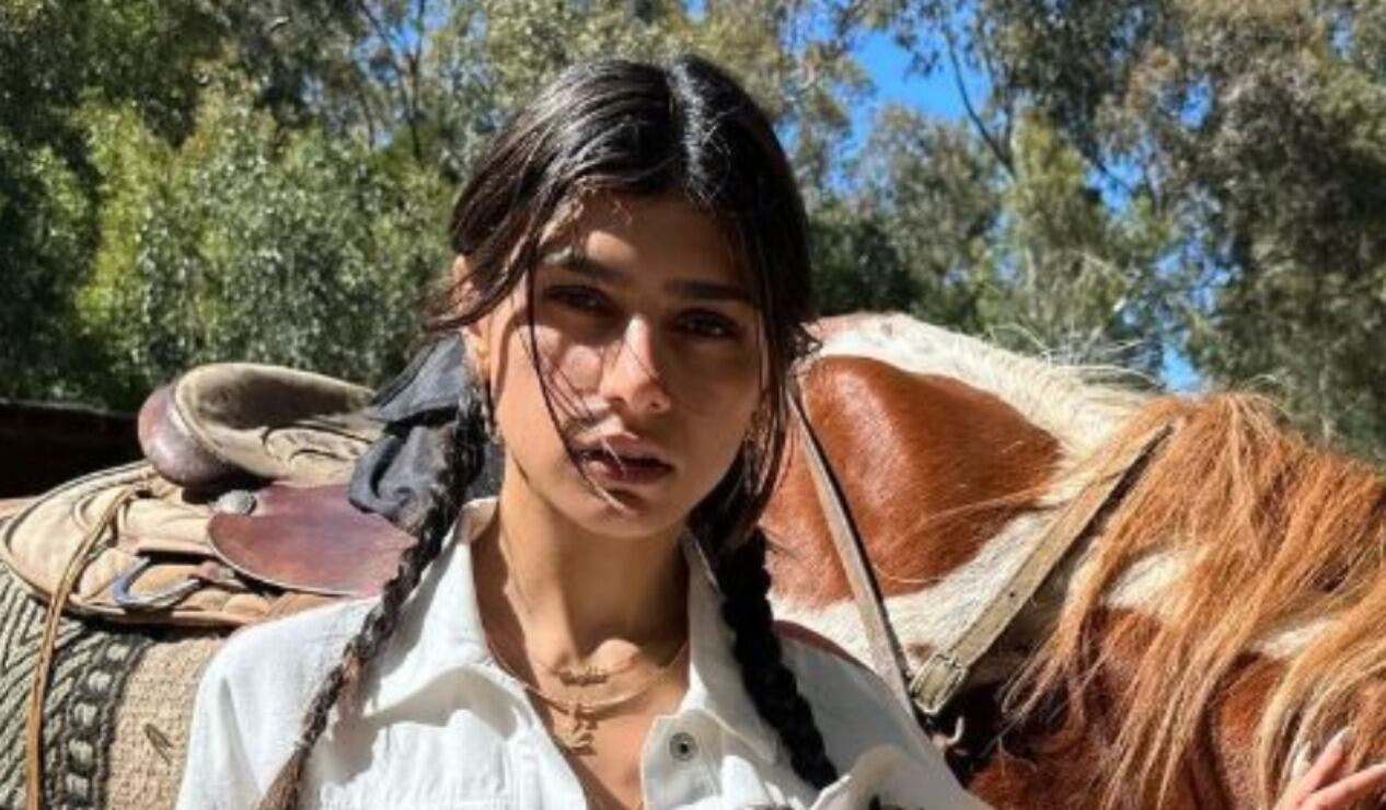 Mia Khalifa, imagen de los trajes de baño underboob de Shoreditch Ski Club