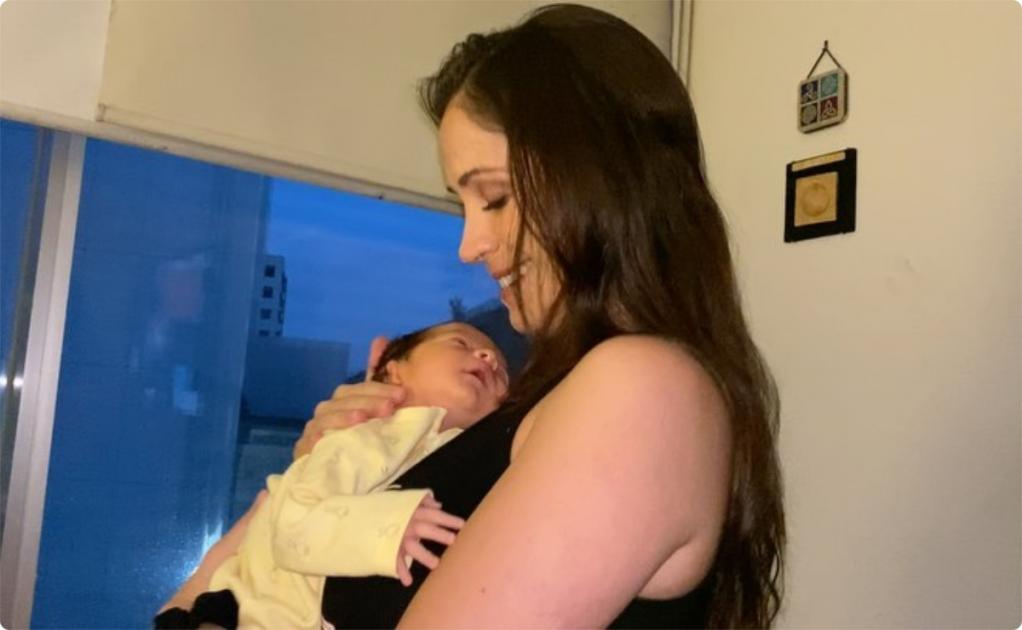 Así vive Claudia Cervantes la maternidad a los 40 años