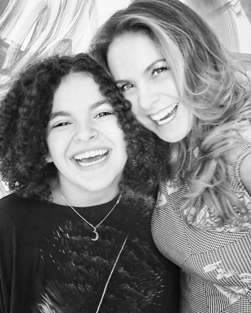 Video: Lucero en pijama, sin maquillaje y con escoba en mano ¡cantando! 