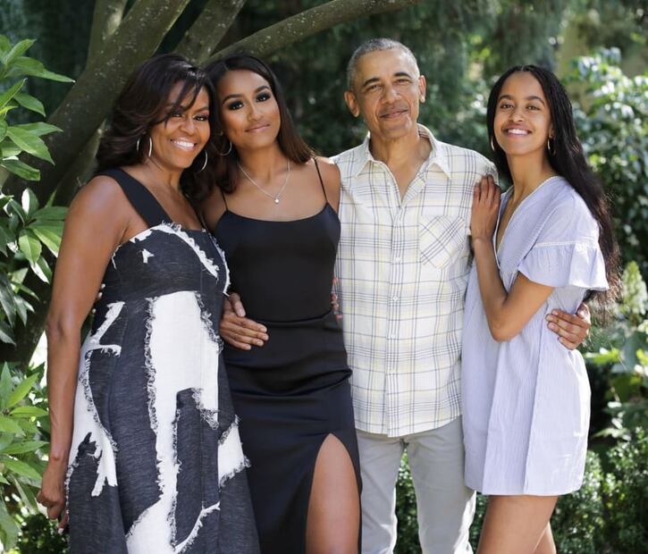 Michelle y Barack Obama con sus hijas / Foto: Instagram