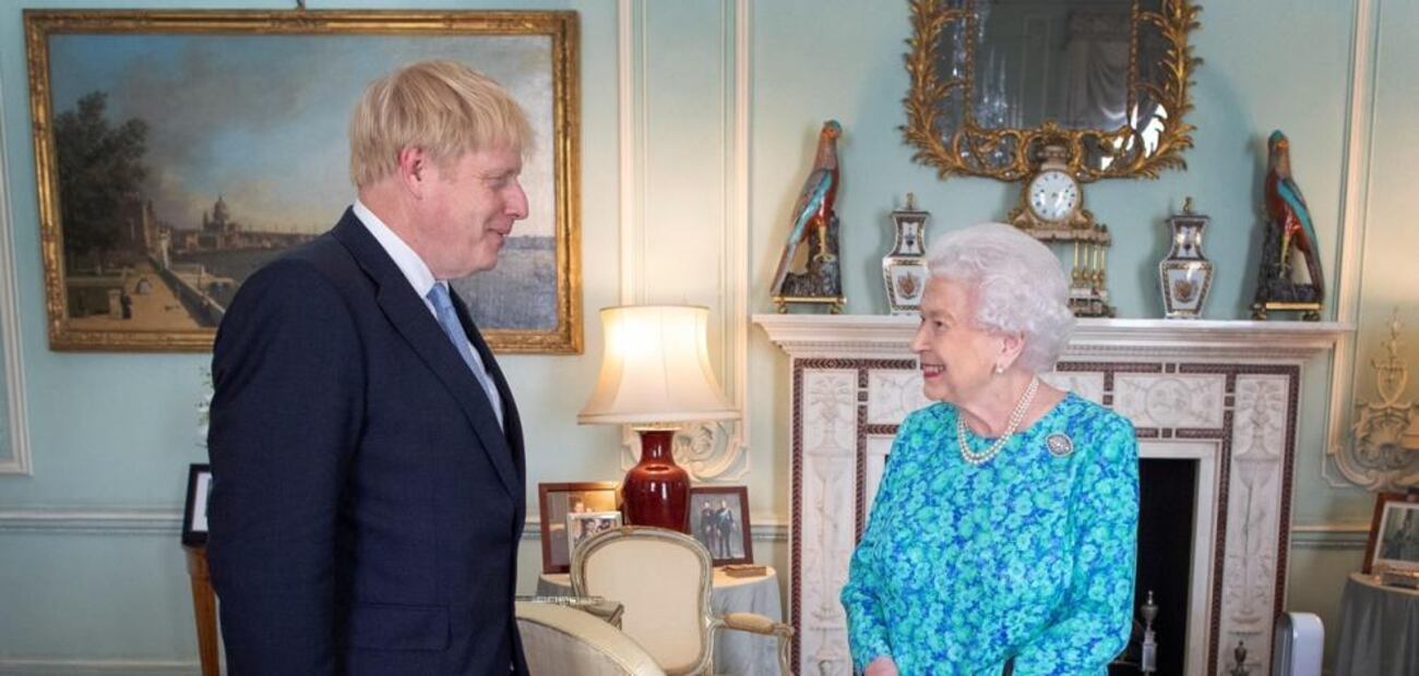 La reina Isabel II quita fotos de Meghan Markle y al príncipe Harry del palacio de Buckingham