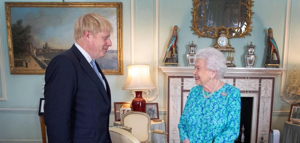 La reina Isabel II quita fotos de Meghan Markle y al príncipe Harry del palacio de Buckingham