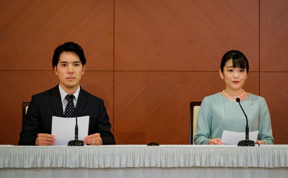 El esposo de la ex princesa Mako de Japón es captado con bermudas tras presentar el examen para abogado por tercera vez