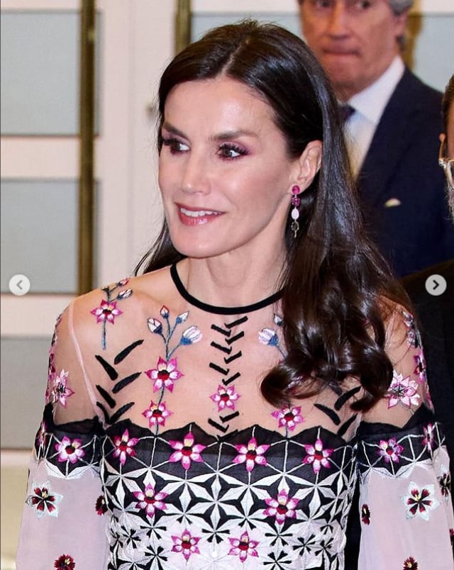 Letizia de España se alista para la primavera con romántico vestido de transparencia y flores