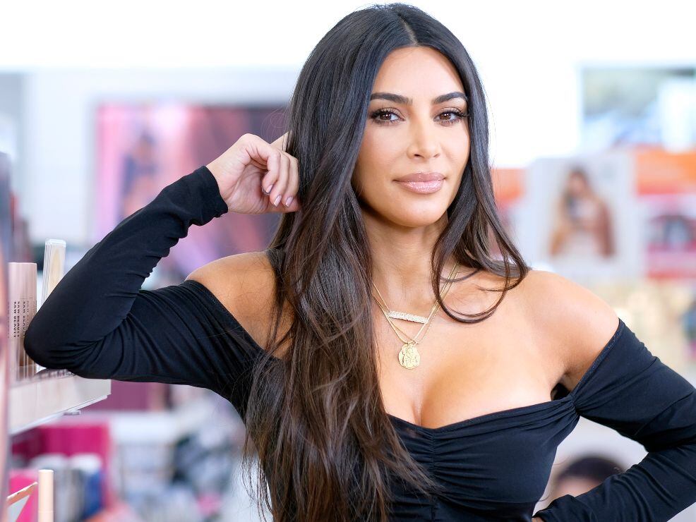 Kim Kardashian presume su derriere con bikini negro en la playa 