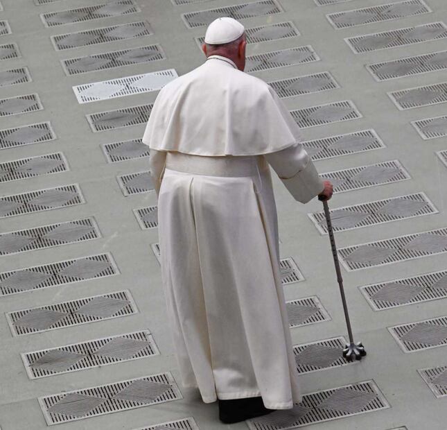 Hospitalizan al papa Francisco por infección respiratoria 