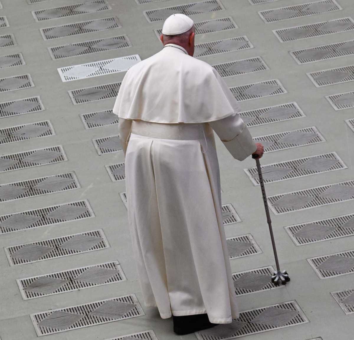 Hospitalizan al papa Francisco por infección respiratoria 