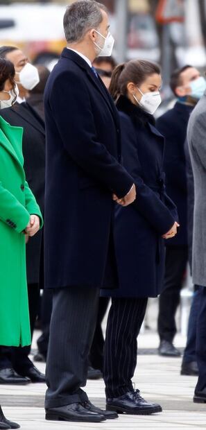 Letizia de España con un look parecido al de su esposo, el rey Felipe