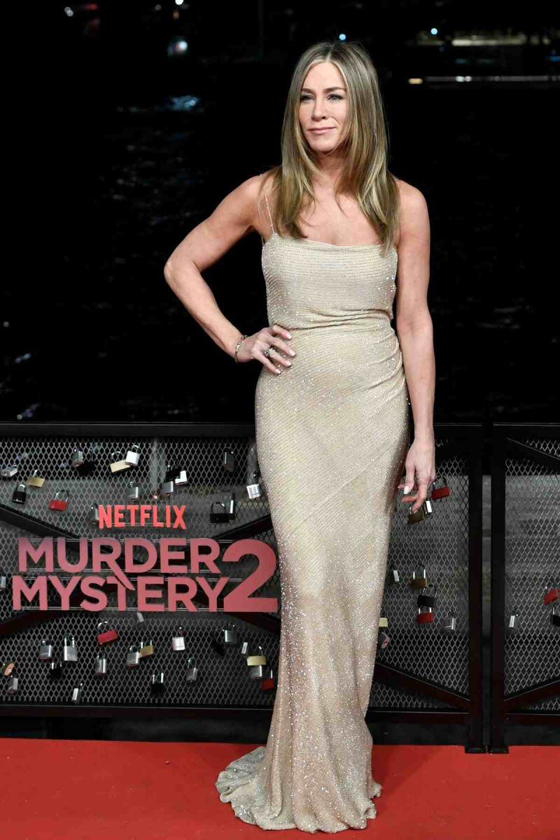 Jennifer Aniston se roba las miradas en un ajustado vestido dorado de tirantes 