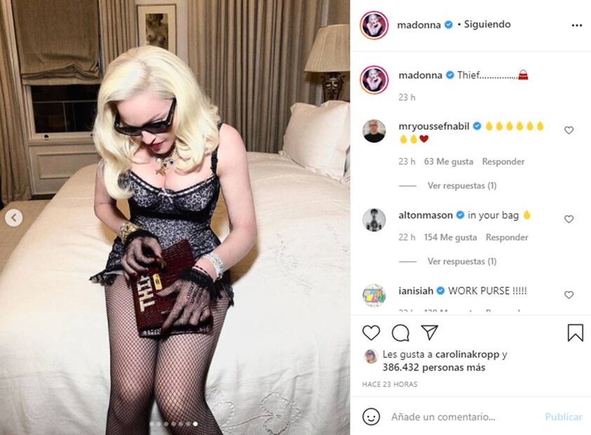 Madonna posa con lencería, mallas de red y unos Louboutin ¿existe algo más sexy? 