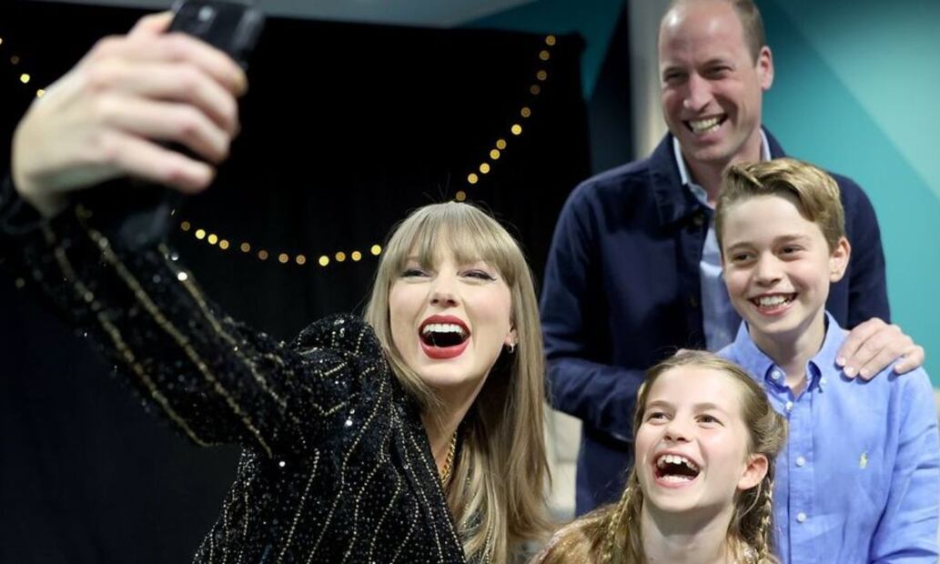 La princesa Charlotte y el príncipe George no perdieron oportunidad de inmortalizar este recuerdo con Taylor Swift / Foto: Instagram