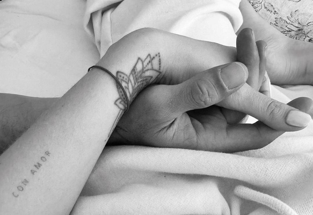 Zuria Vega compartió una imágen de su mano entrelazada con la de su pareja, Alberto Guerra / Foto: Instagram