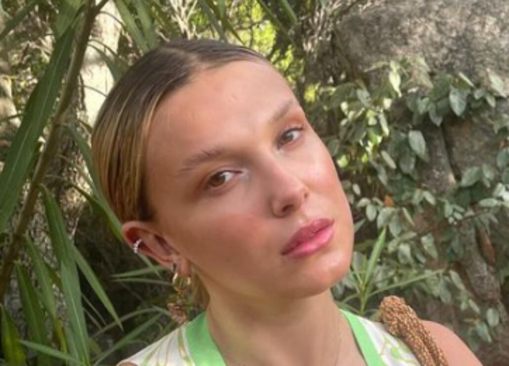 'Regañan' a Millie Bobby Brown por besar a su compañero sin consentimiento
