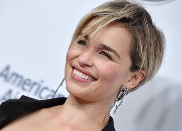 Emilia Clarke revela que perdió partes de su cerebro tras dos aneurismas