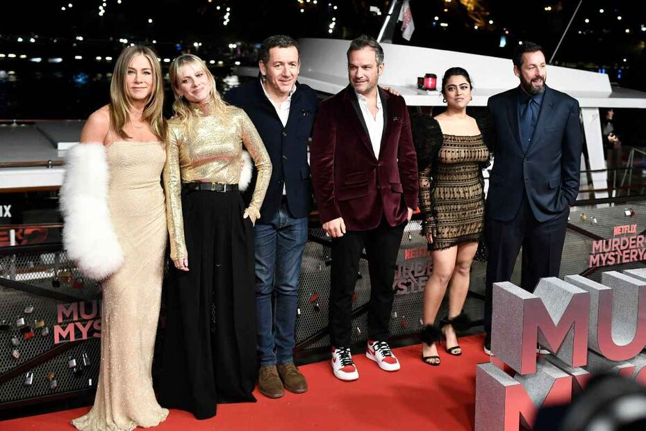 Jennifer Aniston se roba las miradas en un ajustado vestido dorado de tirantes 