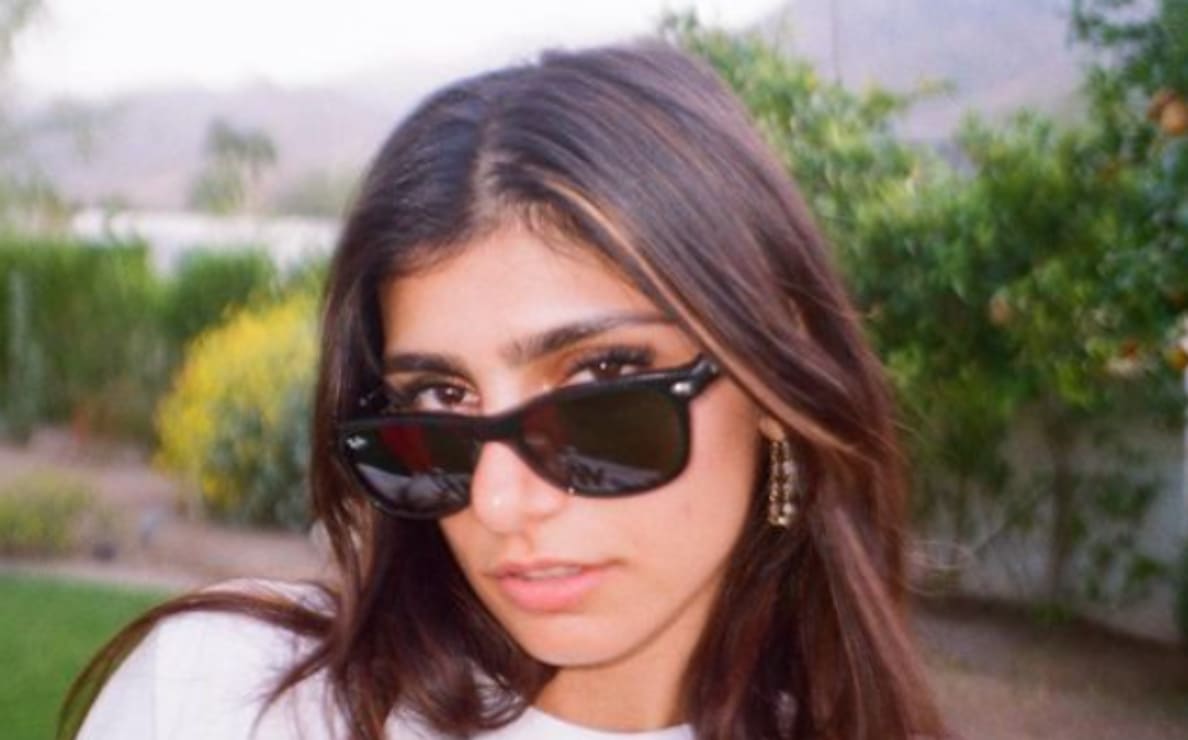 Mia Khalifa apuesta por un 'comfy' look con lujosos tenis de peluche