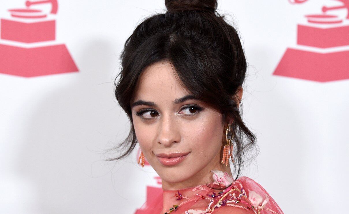 Camila Cabello, estrella de Victoria's Secret, posa en la alberca con un bikini animal print 