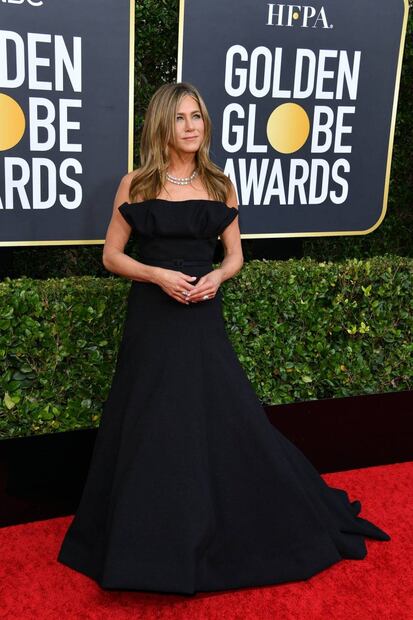 Jennifer Aniston deslumbra en los Golden Globes con un hermoso vestido negro