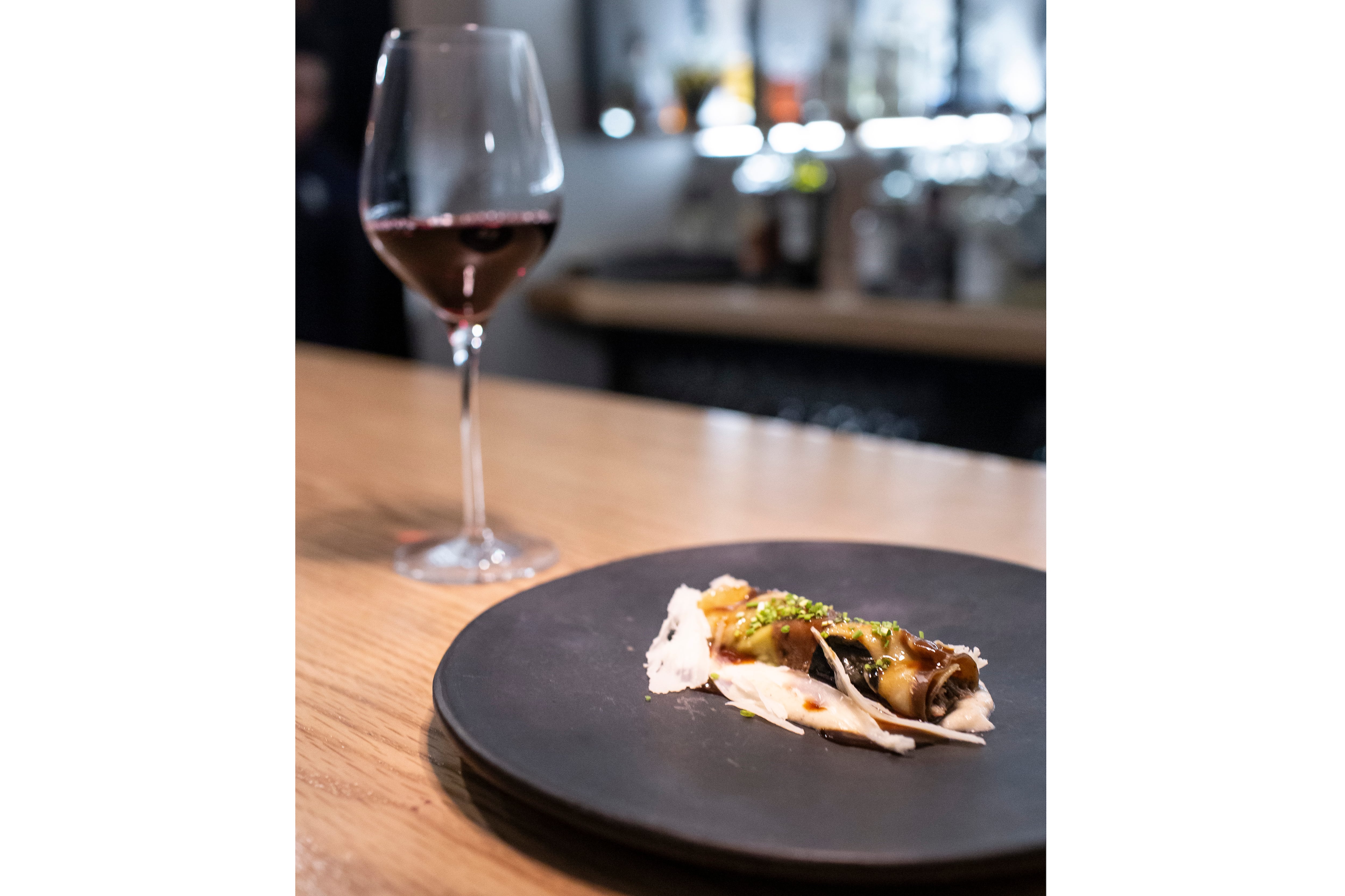 Vino tinto Guillaume Aurèle  con Canelón rústico de pato. Canelón rústico relleno de ragú de pato confitado, queso raclette, jus de pato y salsa de hongos caramelizados. (Foto: Esteban Torreblanca)