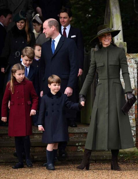 El pequeño príncipe Louis debuta en la caminata de Navidad ¡y vuelve a hacer de las suyas!