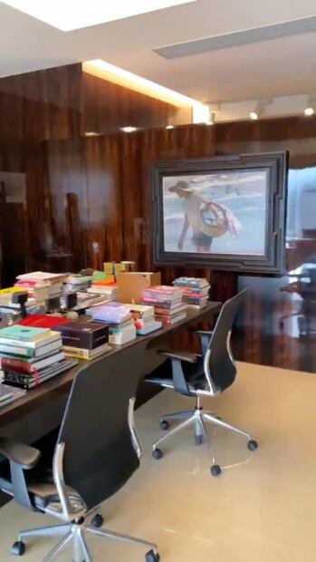 Ricardo Salinas Pliego presenta el interior de su oficina privada 