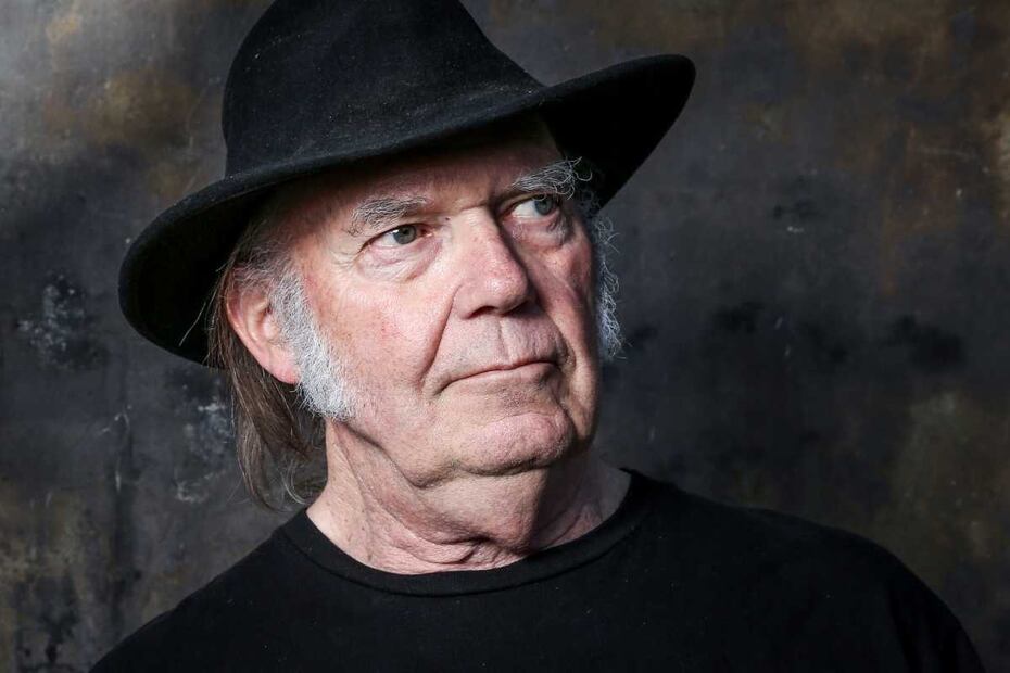 Neil Young amenaza a Spotify con retirar su música si "The Joe Rogan Experience" sigue al aire