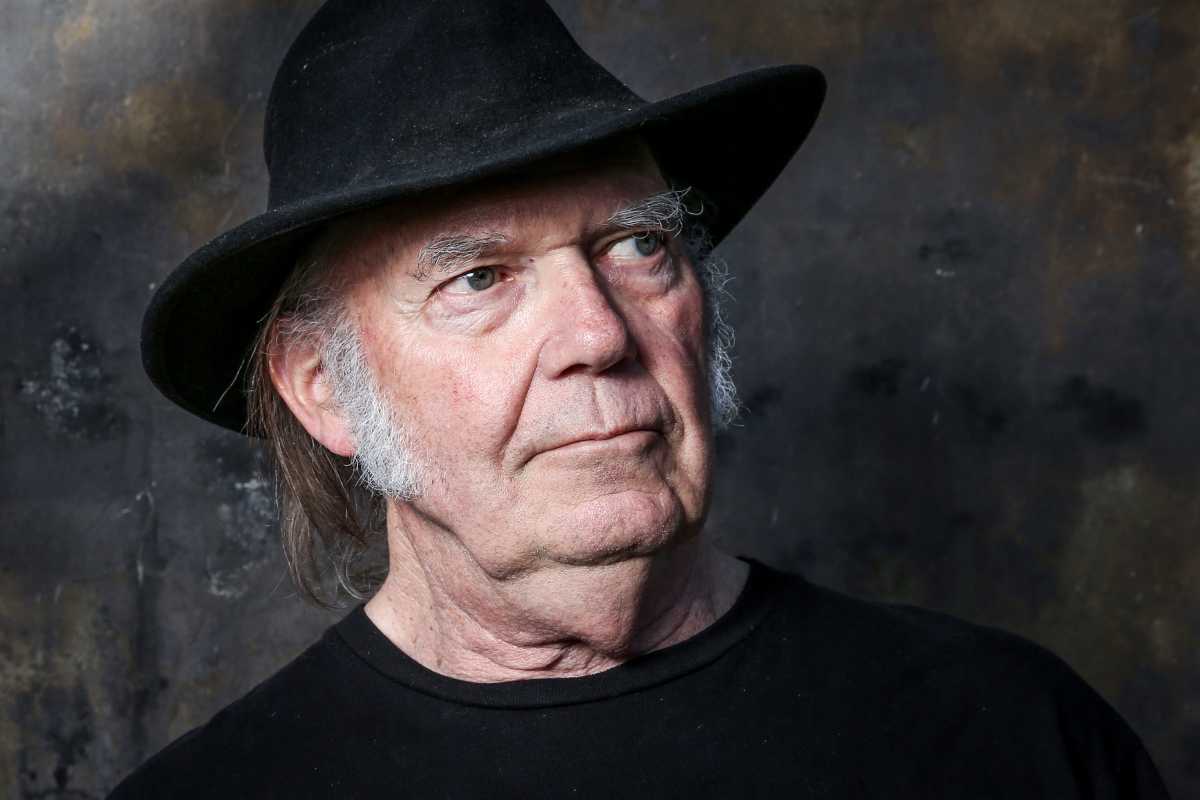 Neil Young amenaza a Spotify con retirar su música si "The Joe Rogan Experience" sigue al aire