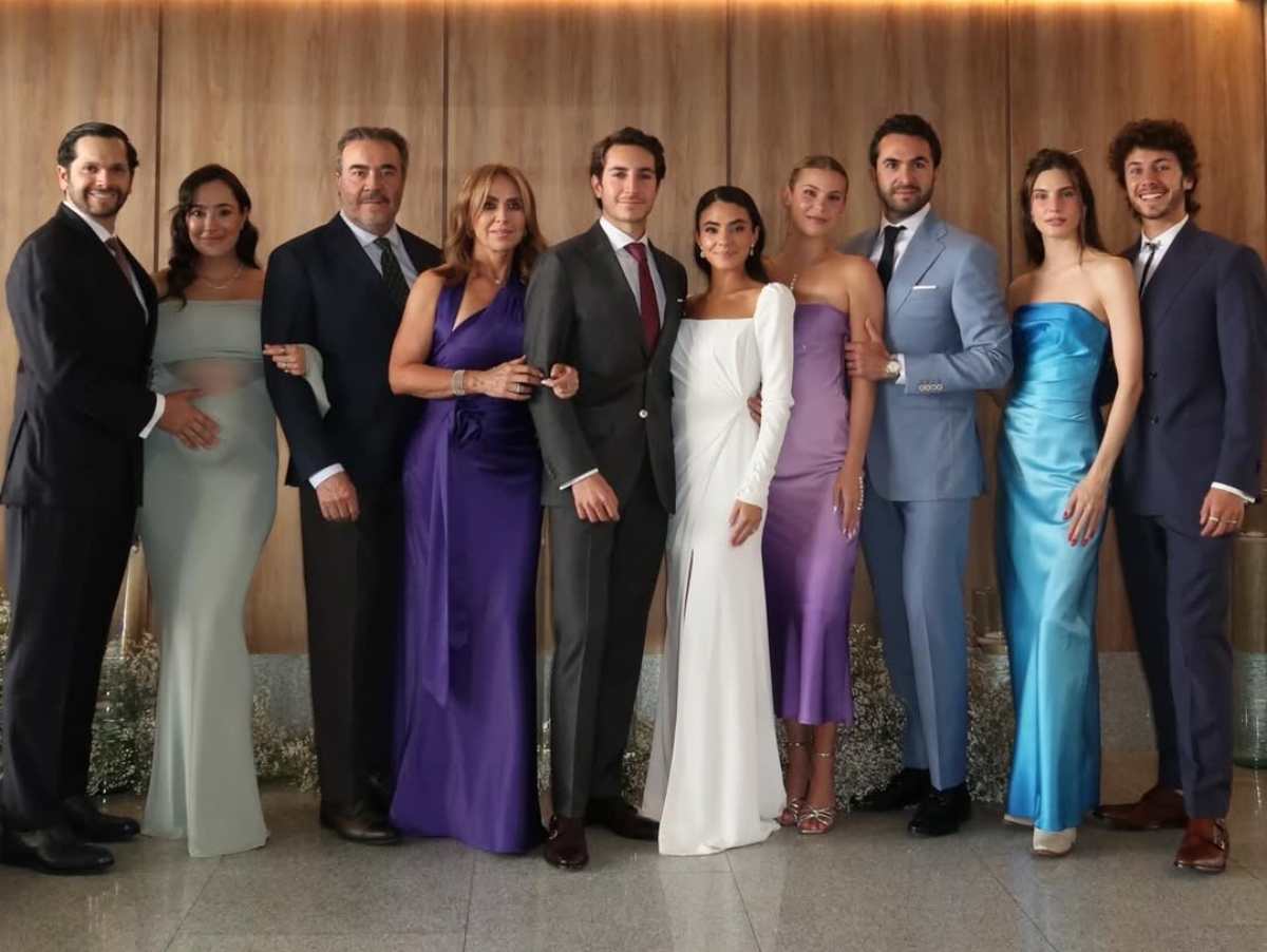 Toda la familia Zurita reunida en la boda civil de Andrés y Dani / Foto: Instagram @paumtzurita