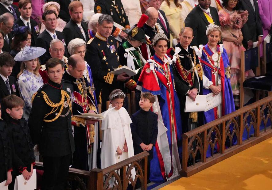 Las miradas severas de Harry al príncipe William en la coronación de su padre