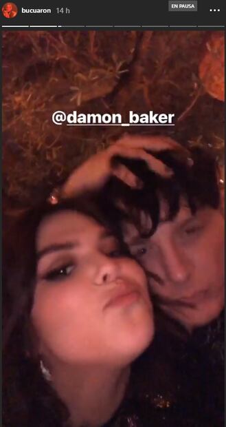 Captamos a Bu Cuarón muy cariñosa con Damon Baker en el after party de los Oscar