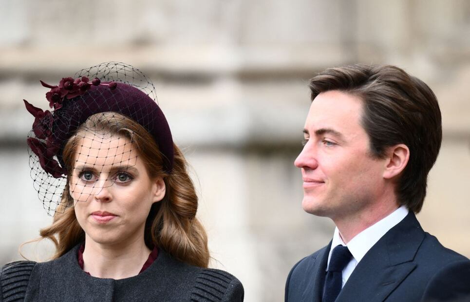 La reina Isabel II es captada con lágrimas en la misa en memoria del príncipe Felipe