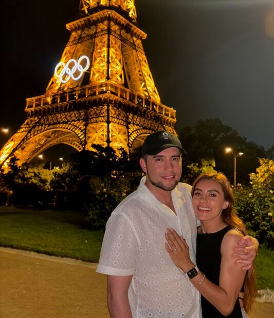 Ahtiziri Sandoval junto a su prometido Julio Torres / Foto: Instagram