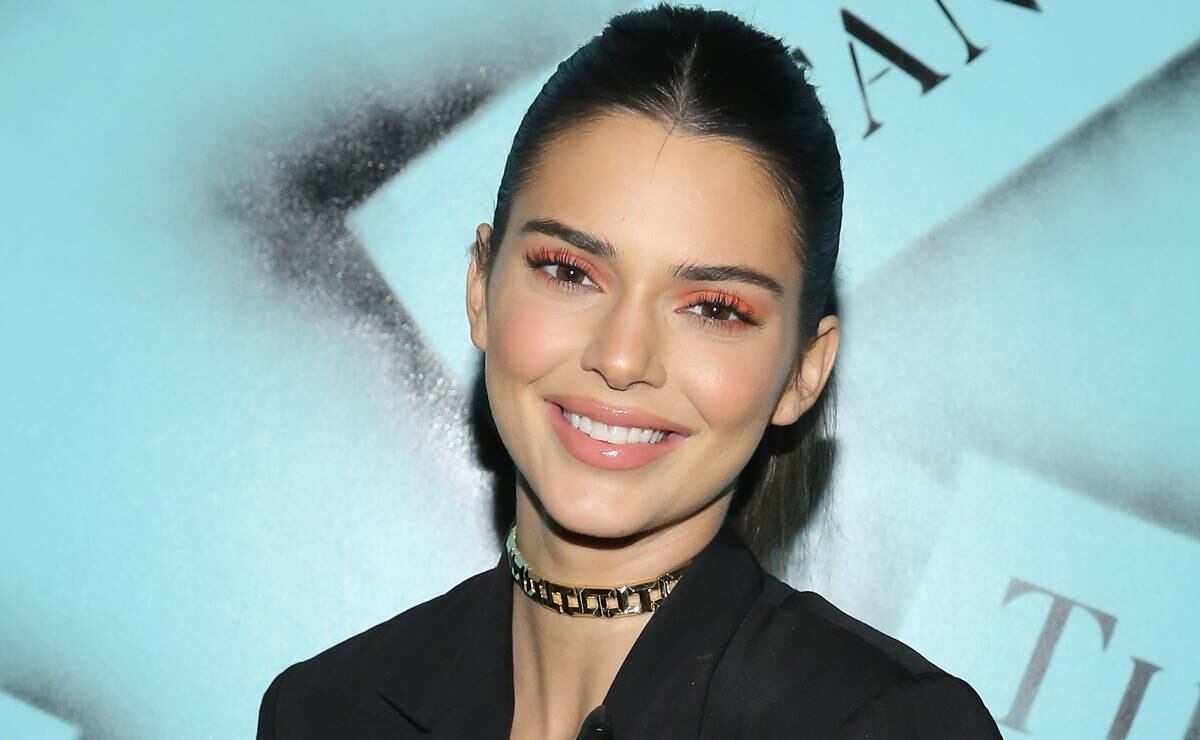 Kendall Jenner aturde a millones con bikini beige y botas vaqueras