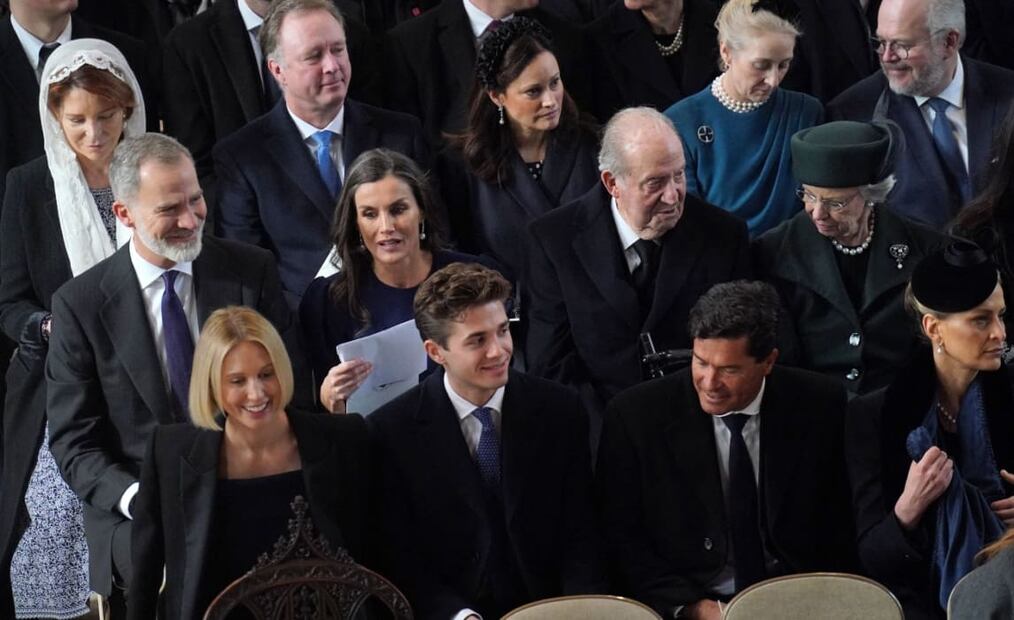 El rey Felipe VI,  la reina Letizia, el rey Juan Carlos I y la princesa Benedikte de Dinamarca. Frente a ellos, la princesa Olimpia de Grecia, el príncipe Aquiles de Grecia, Carlos Morales y la princesa Tatiana de Grecia / AFP