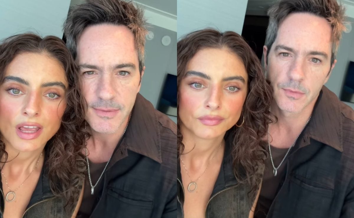 Aislinn Derbez y Mauricio Ochmann usando collares con anillos (Foto: Instagram)
