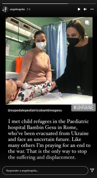 Angelina Jolie visita a niños refugiados de Ucrania en el hospital infantil del Vaticano