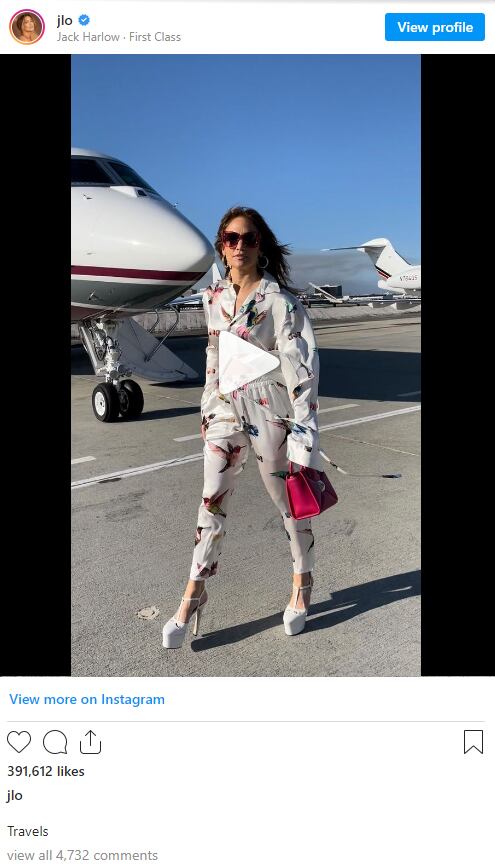El estiloso look de Jennifer Lopez con pijama y altísimos tacones