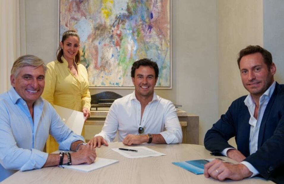 Checo Pérez firmando los papeles de su nueva residencia / Foto: Instagram @schecoperez