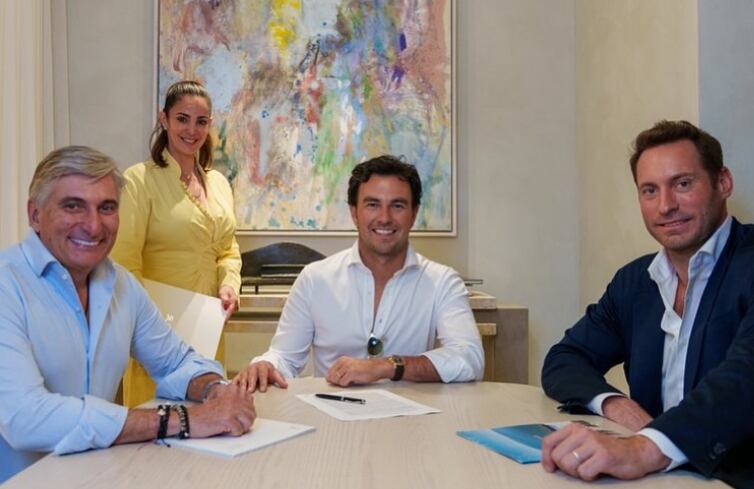 Checo Pérez firmando los papeles de su nueva residencia / Foto: Instagram @schecoperez