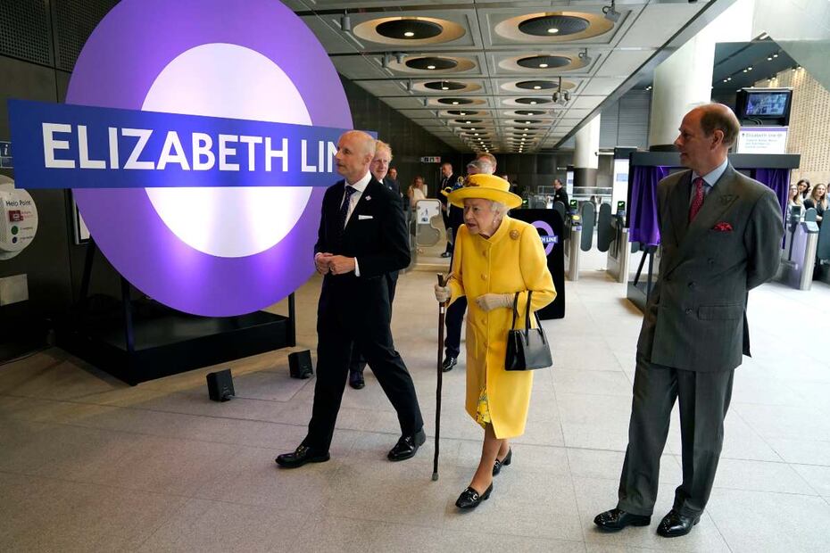 La reina Isabel II visita de sorpresa el metro de Londres