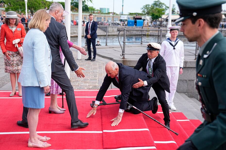 Harald V de Noruega se cayó en Dinamarca durante una visita oficial / EFE