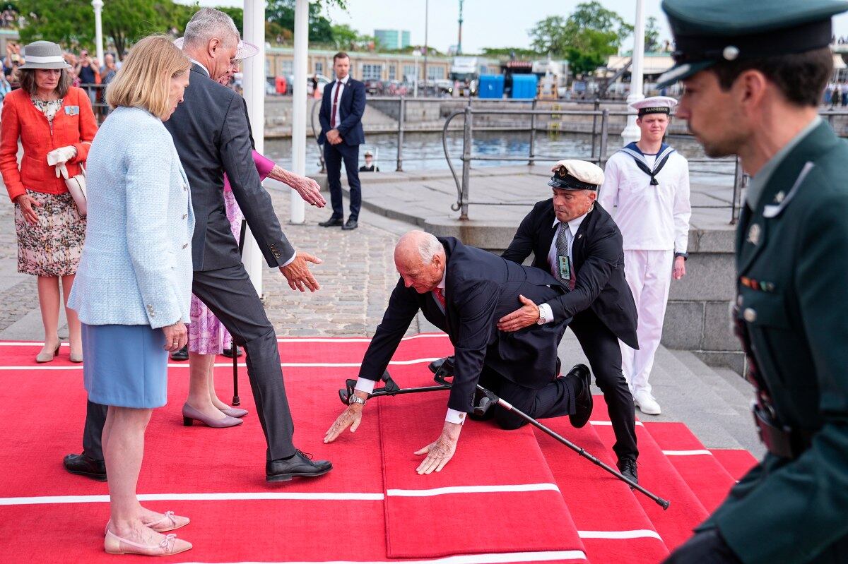 Harald V de Noruega se cayó en Dinamarca durante una visita oficial / EFE