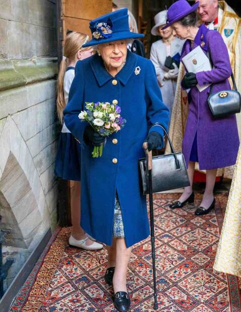 Reina Isabel II aparece por primera vez con un bastón en público