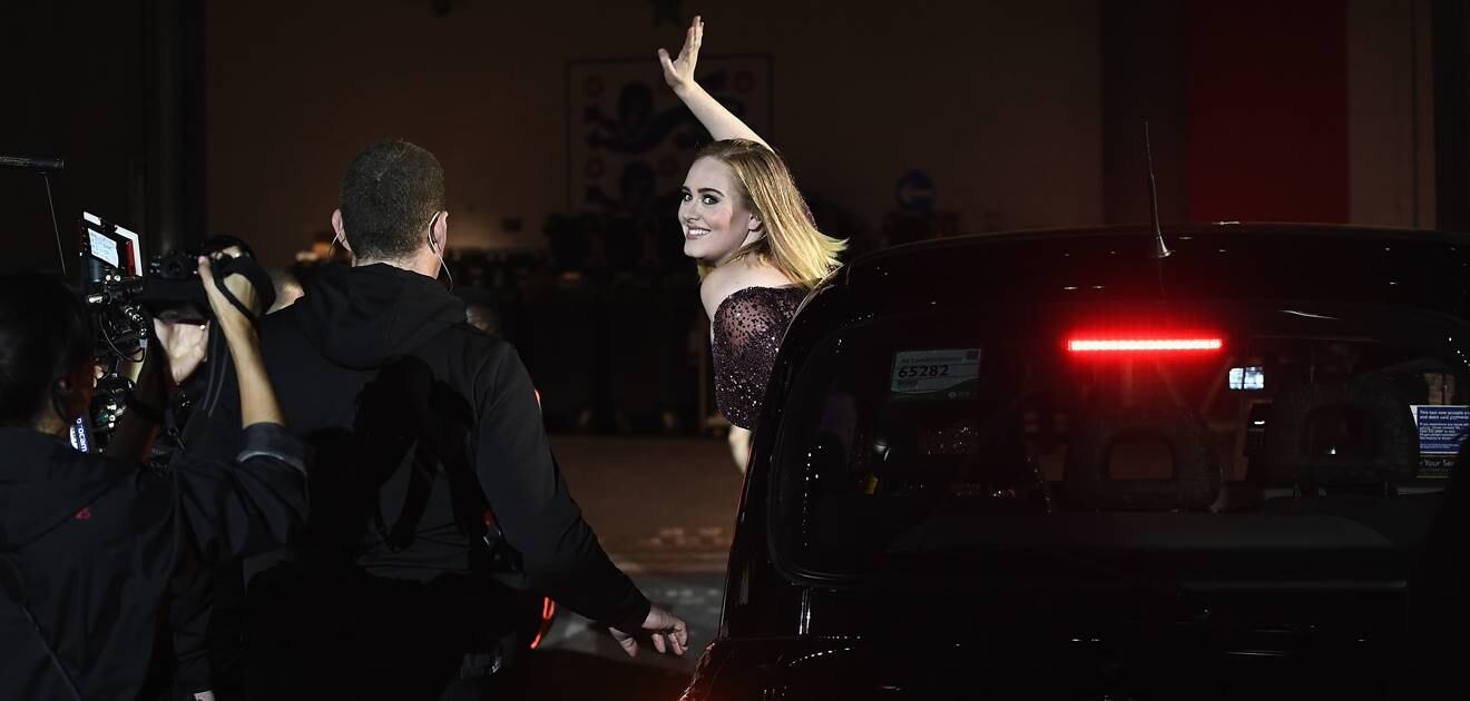 La británica Adele sigue perdiendo peso ¡y luce impactante en un ajustado vestido negro!