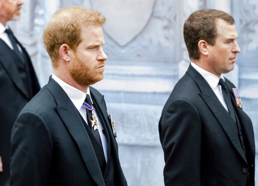 Un príncipe Harry con ojos llorosos durante el funeral de Isabel II