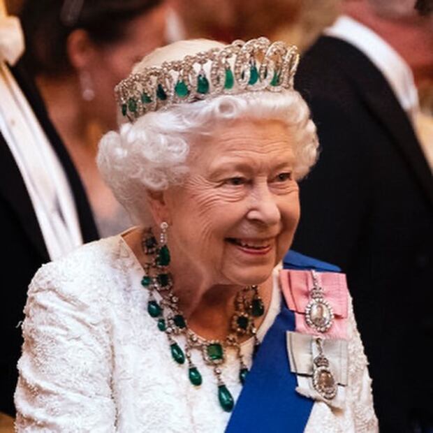 La reina Isabel, su hijo Carlos, el príncipe William y su hijo George posan para la foto que marca el inicio de una década 