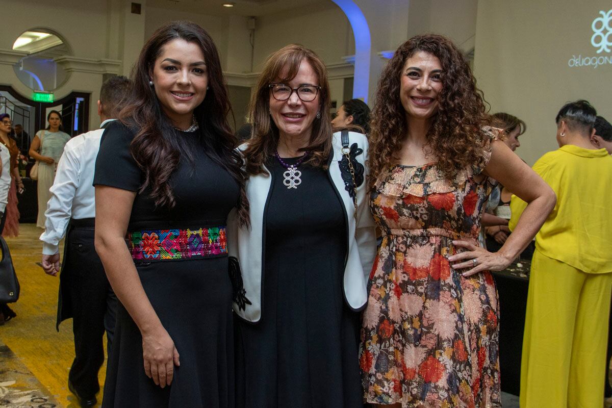 Daniela Cordero, Yeidckol Polevnsky y Anna Ferro. (Foto: Angélica Chema)